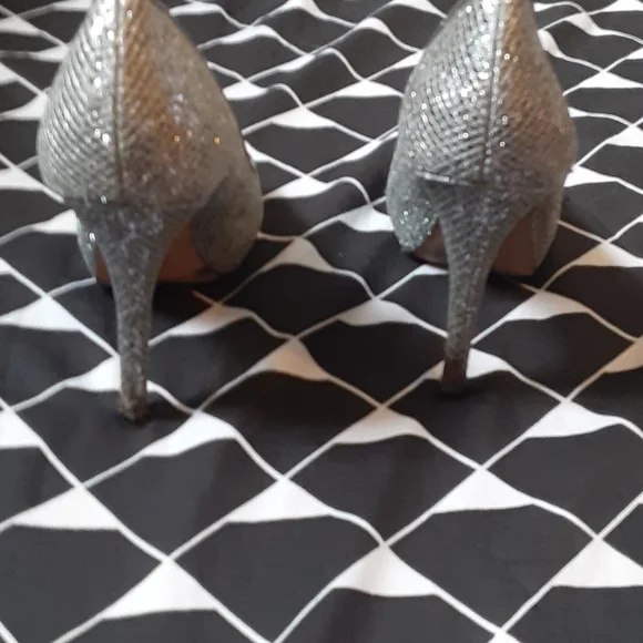 * Badgley mischka silver sparkle peep toe heels, size 8 - Picture 3 of 12